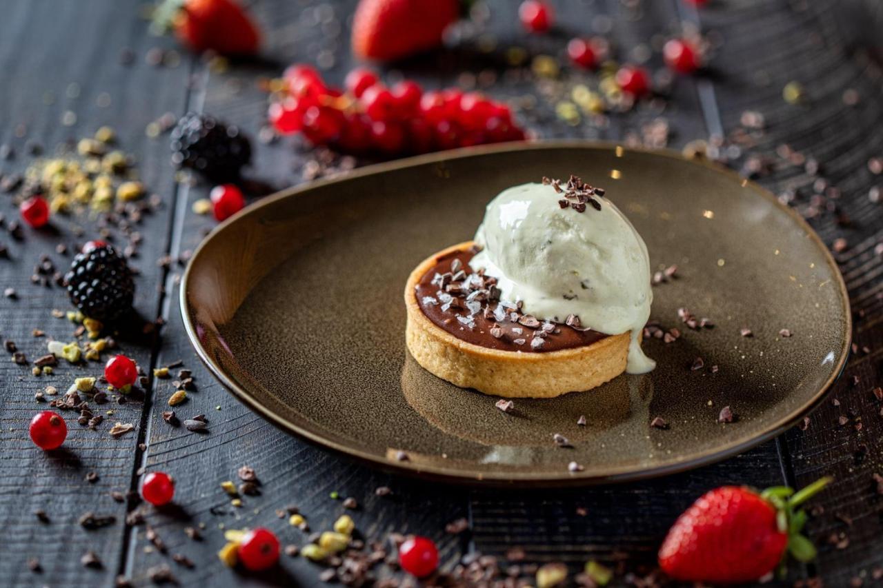 Crowne Plaza Doha - The Business Park By Ihg Hotel Exterior foto Chocolate tart with ice cream