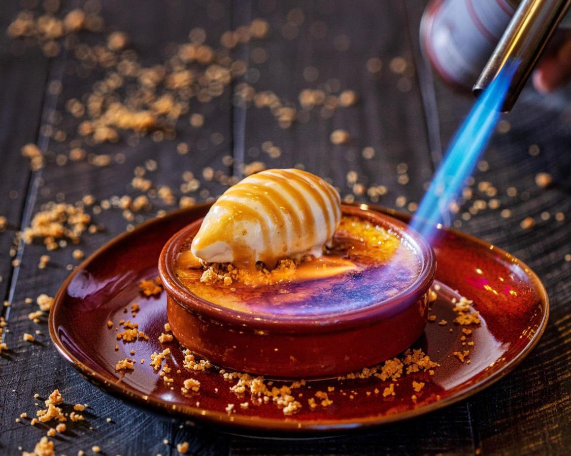 Crowne Plaza Doha - The Business Park By Ihg Hotel Exterior foto A crème brûlée being caramelized