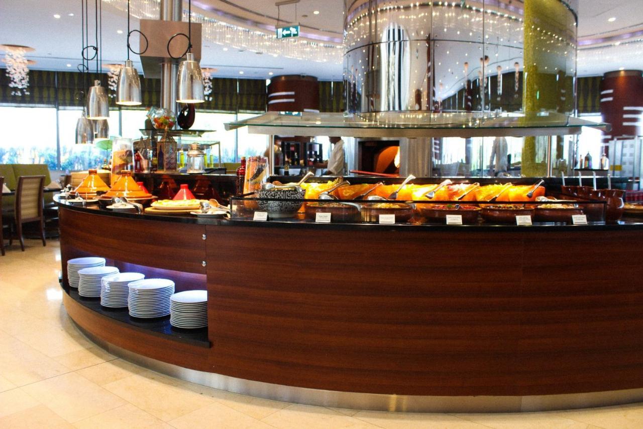 Crowne Plaza Doha - The Business Park By Ihg Hotel Exterior foto A buffet at a hotel