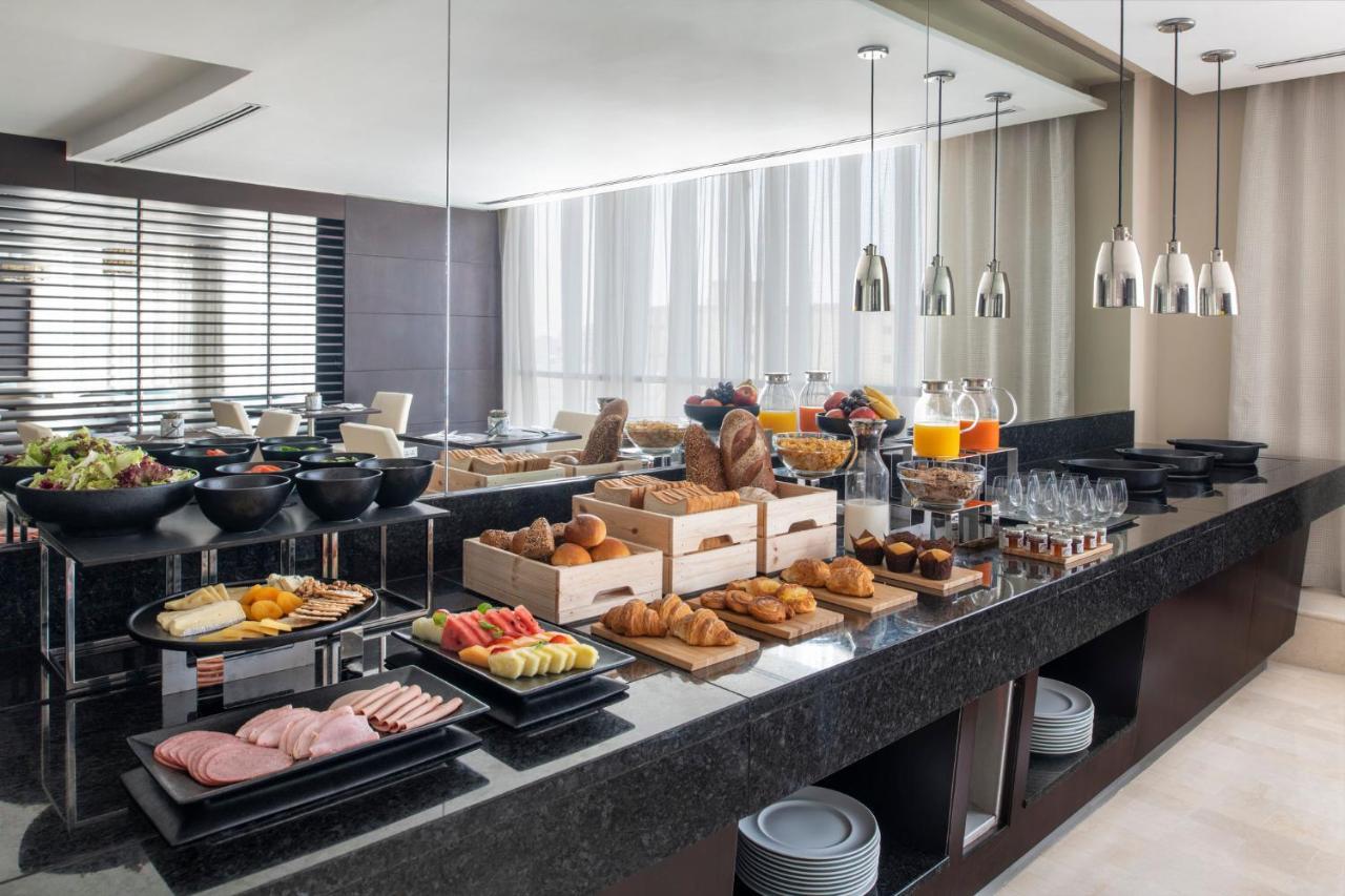 Crowne Plaza Doha - The Business Park By Ihg Hotel Exterior foto A buffet at a hotel