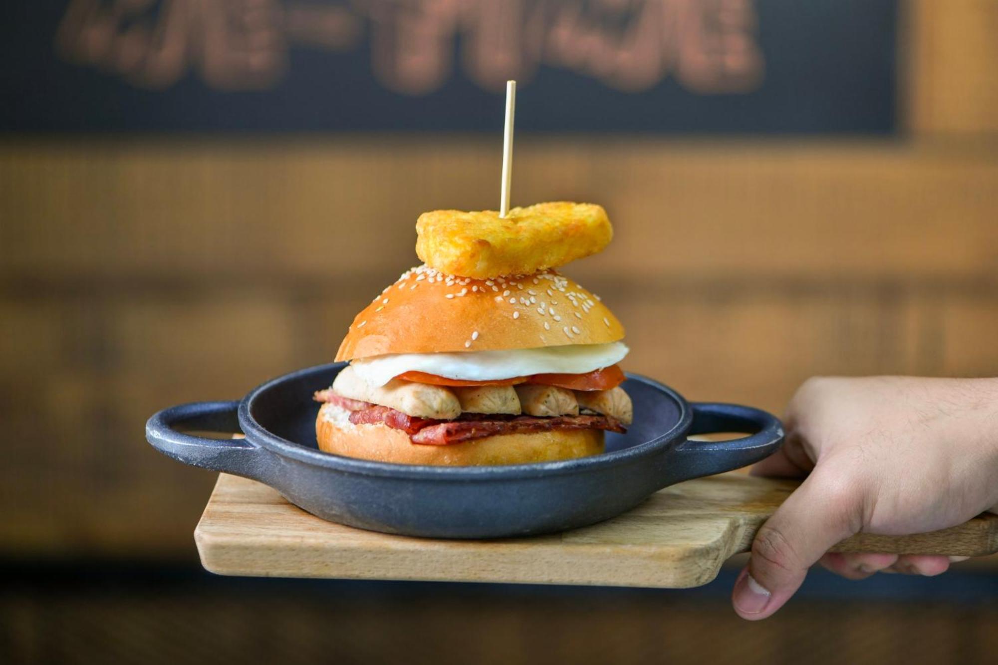 Crowne Plaza Doha - The Business Park By Ihg Hotel Exterior foto A chicken burger